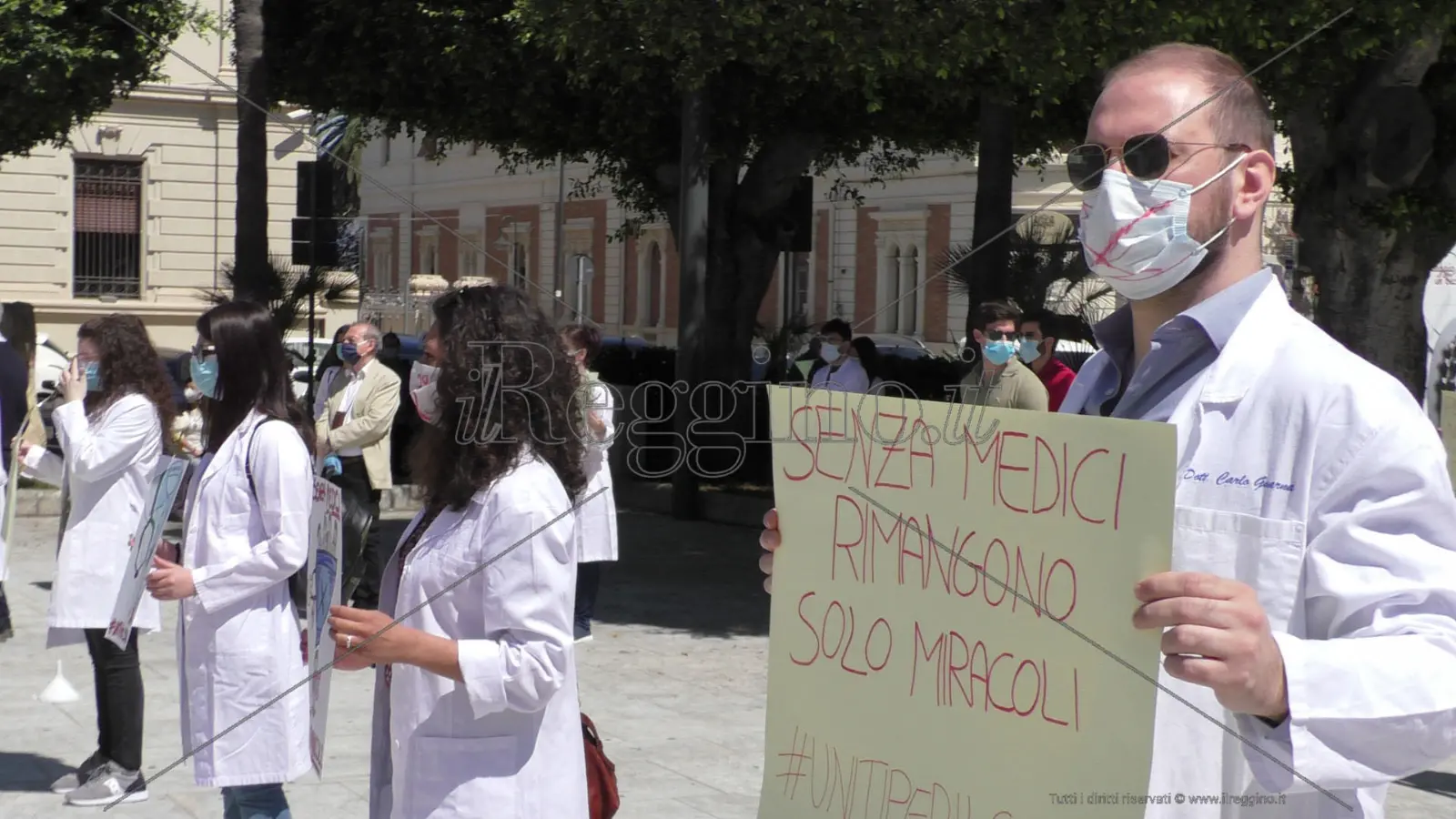 Reggio, giovani medici in protesta: «Siamo pronti e formati. Fateci lavorare»