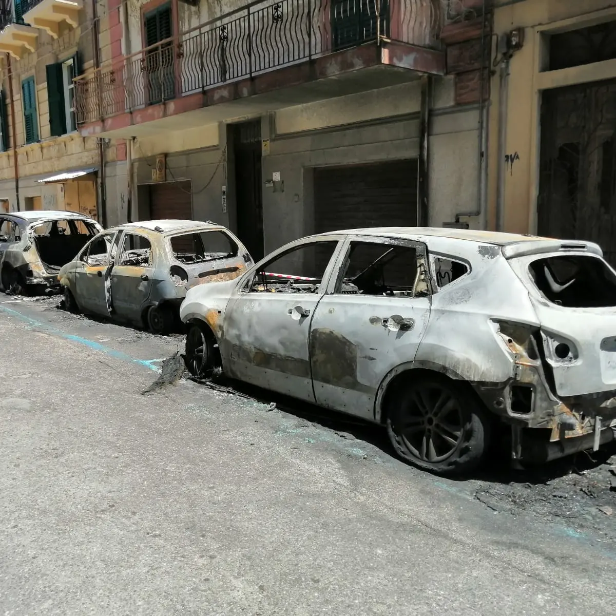 Reggio Calabria, 5 auto e una moto in fiamme in via Filippini