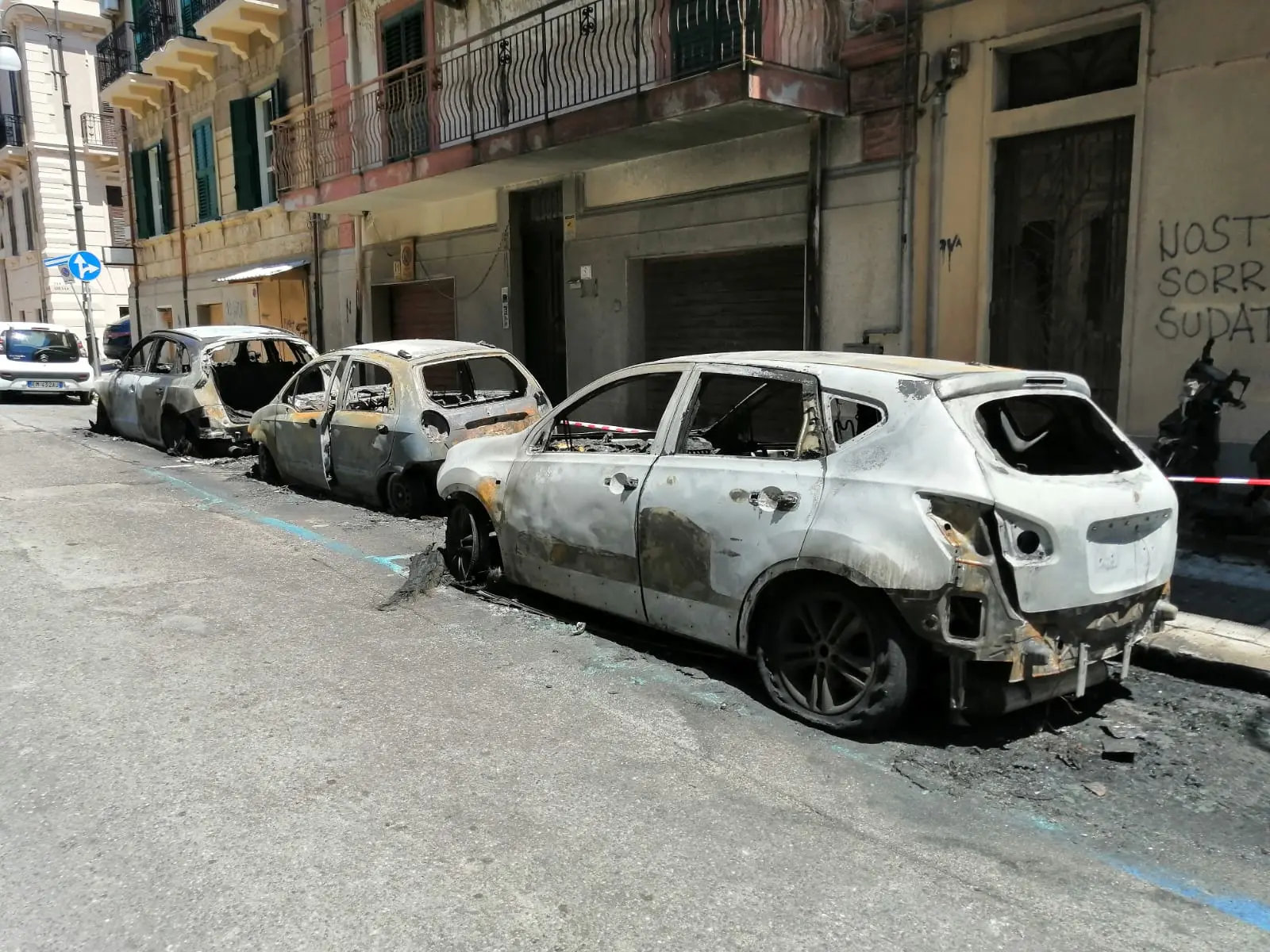 Reggio Calabria, 5 auto e una moto in fiamme in via Filippini