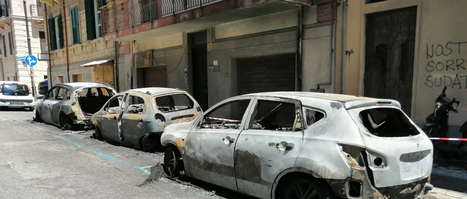 Reggio Calabria, 5 auto e una moto in fiamme in via Filippini