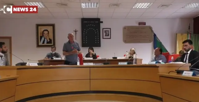 Paralisi a Gioia Tauro dopo l'inchiesta Waterfront, il sindaco va al Ministero
