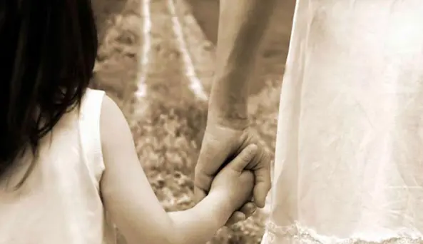 Vittima di violenza di genere, Samantha dopo 4 mesi riabbraccia la sua bambina