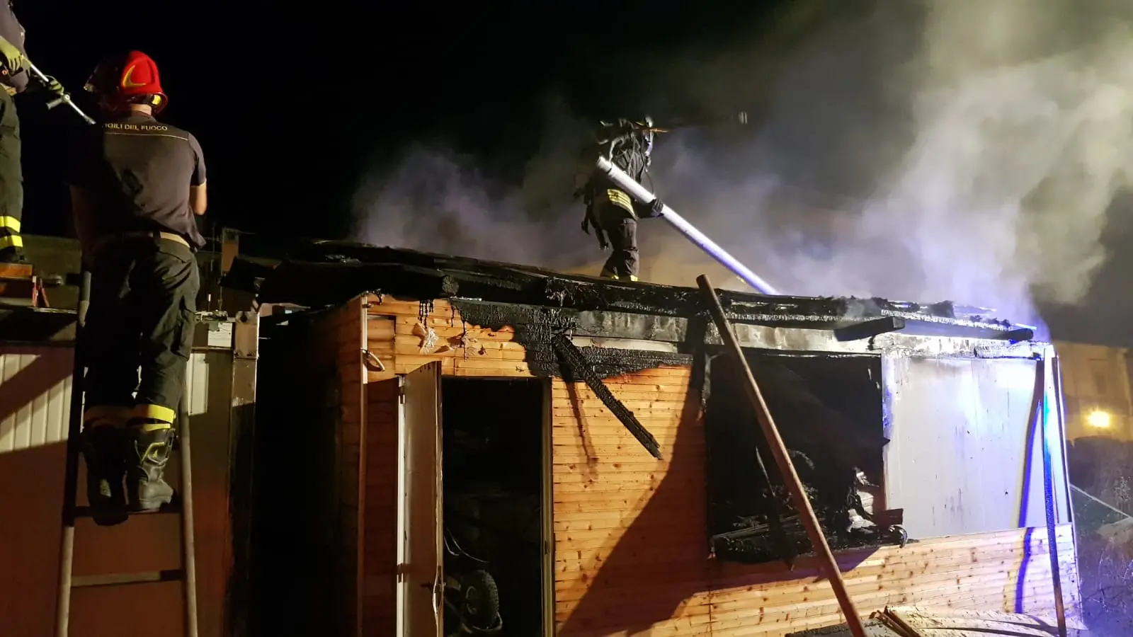 Siderno e Locri, in fiamme il container di un lido e un autolavaggio