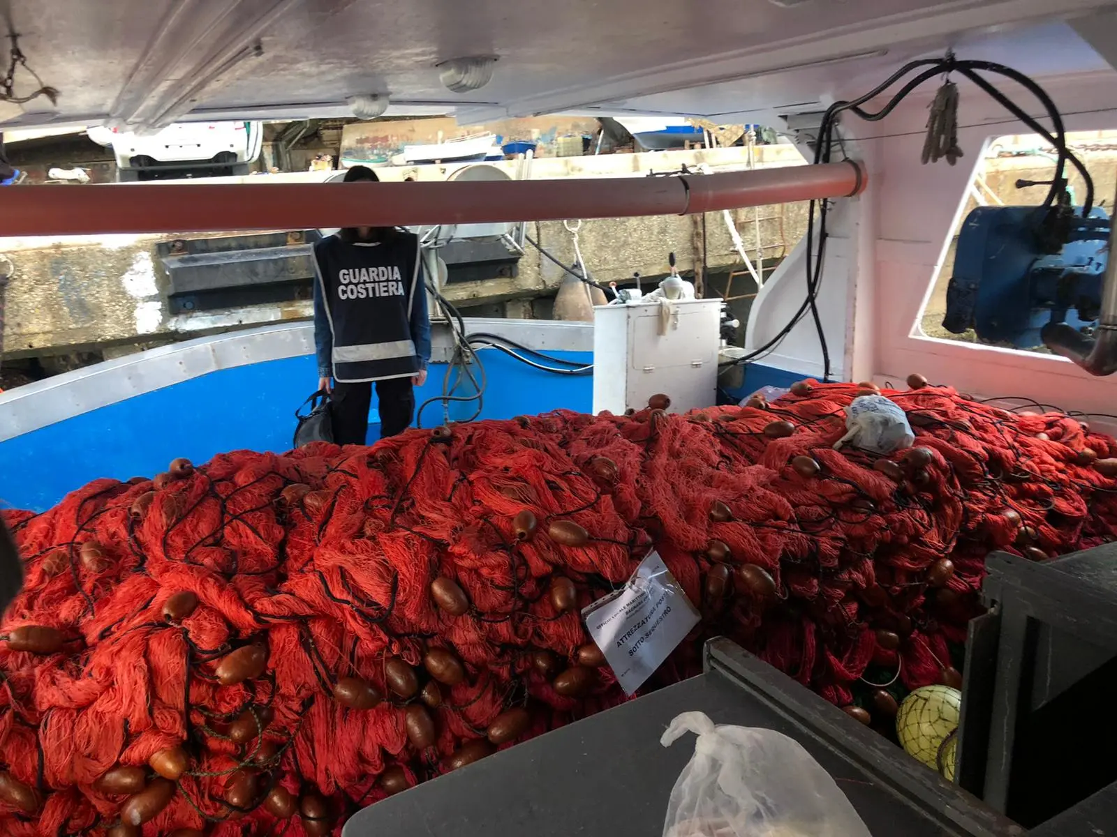 Bagnara Calabra, sequestrate reti illegali e pesce spada dalla Guardia Costiera