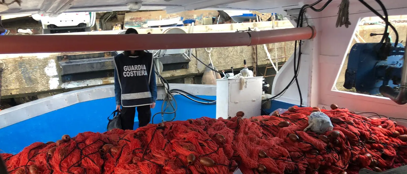 Bagnara Calabra, sequestrate reti illegali e pesce spada dalla Guardia Costiera
