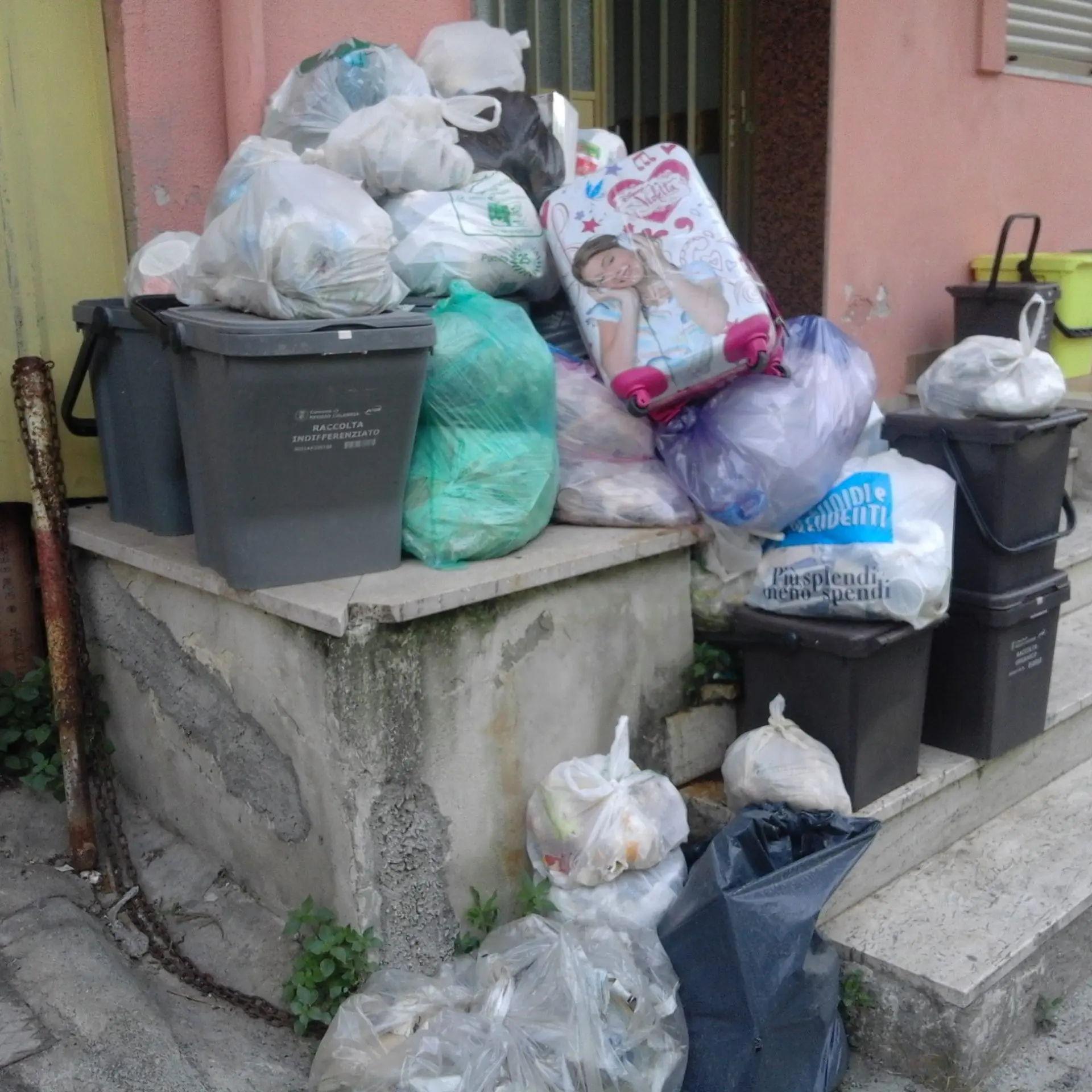 Emergenza rifiuti a Reggio Calabria, gli abitanti di Ravagnese chiedono interventi