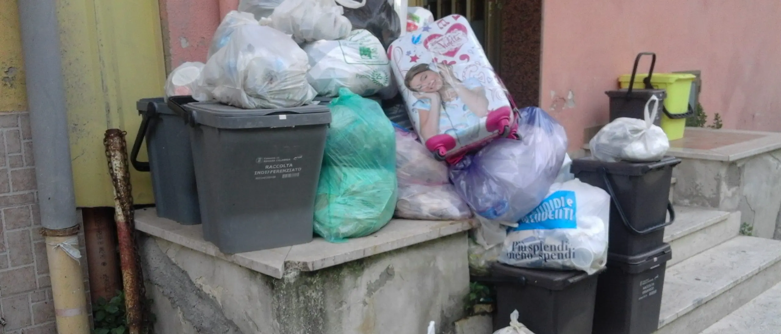 Emergenza rifiuti a Reggio Calabria, gli abitanti di Ravagnese chiedono interventi