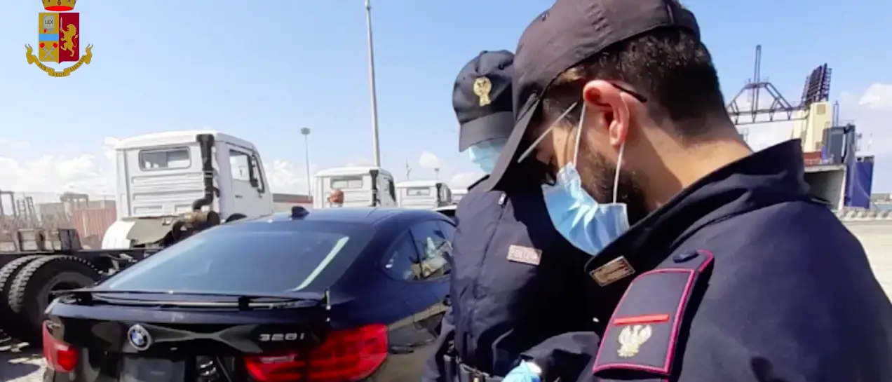 Porto di Gioia Tauro, la Polizia sventa traffico internazionale di auto di lusso rubate