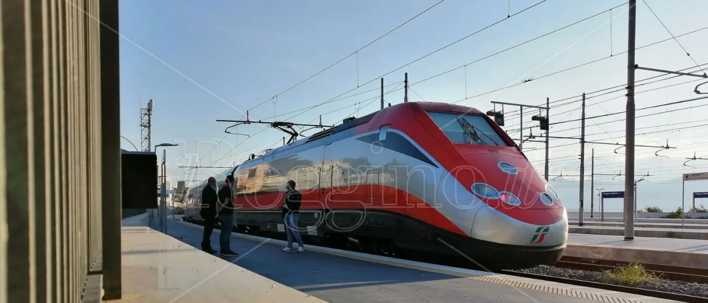 Caos trasporti, stop ai treni da e per Reggio: si arriva solo fino a Sapri. Frecce verso sud ferme a Salerno