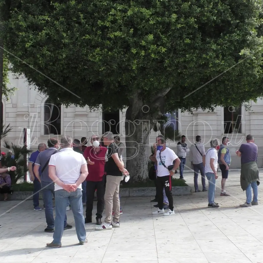 Emergenza rifiuti, Avr e Ase in piazza per rivendicare gli stipendi e contro ingiusti licenziamenti