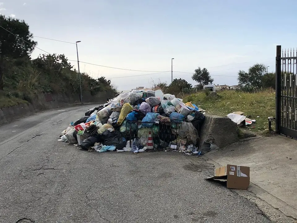 Emergenza rifiuti, in via straordinaria l'indifferenziata sarà raccolta stanotte