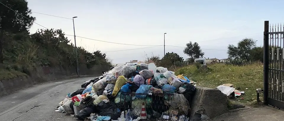 Emergenza rifiuti, in via straordinaria l'indifferenziata sarà raccolta stanotte