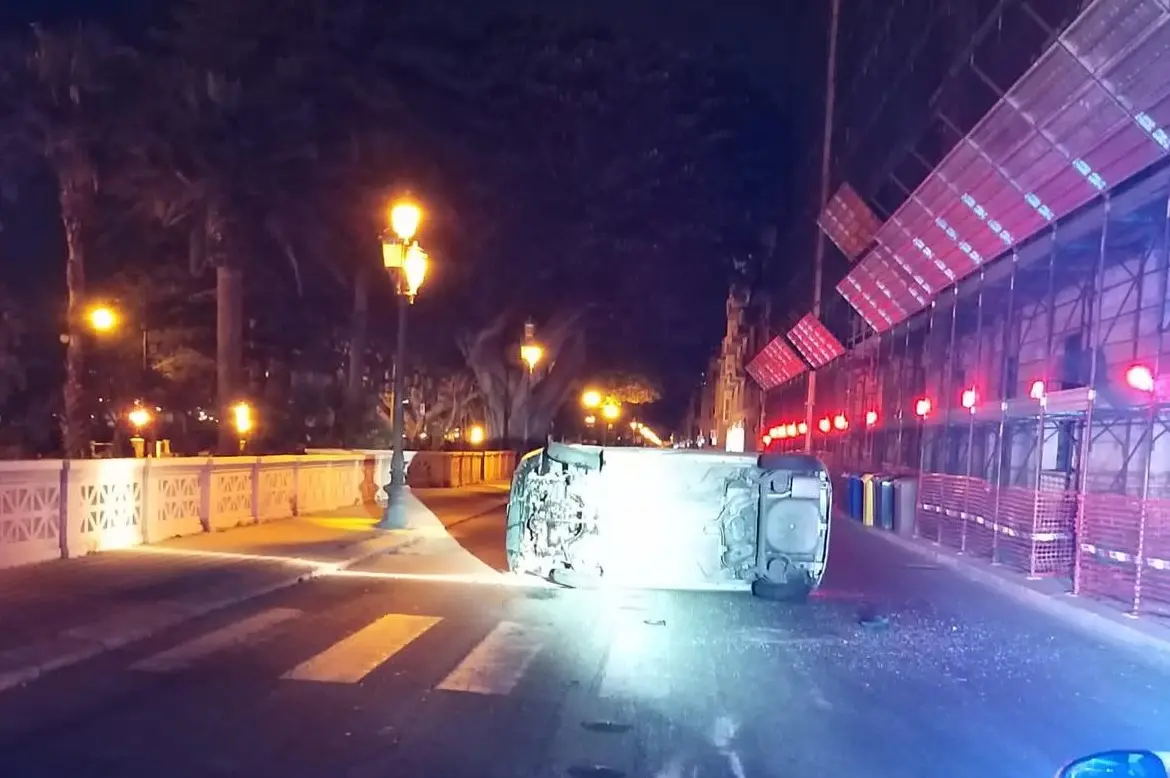 Carambola notturna su corso Matteotti. Auto sbanda e si ribalta più volte