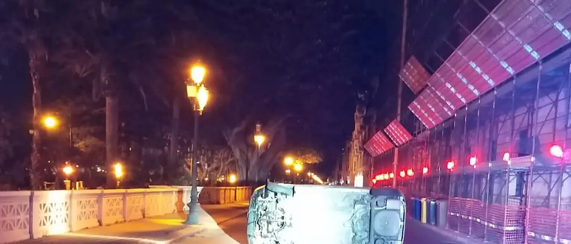Carambola notturna su corso Matteotti. Auto sbanda e si ribalta più volte