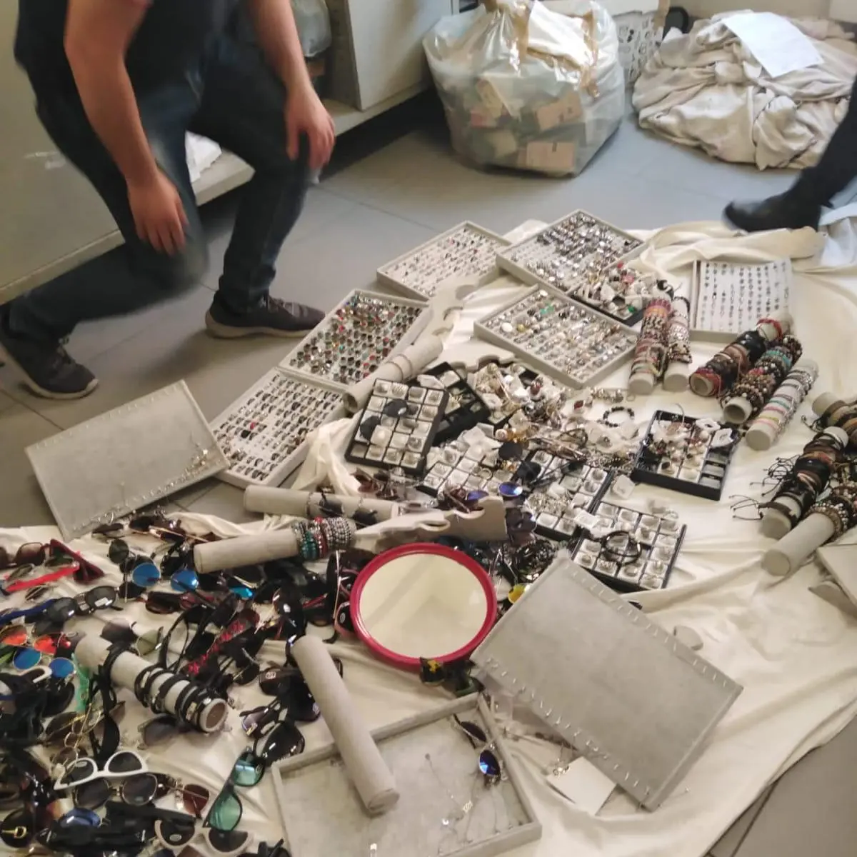 Reggio Calabria, la municipale sequestra 1400 pezzi di bigiotteria