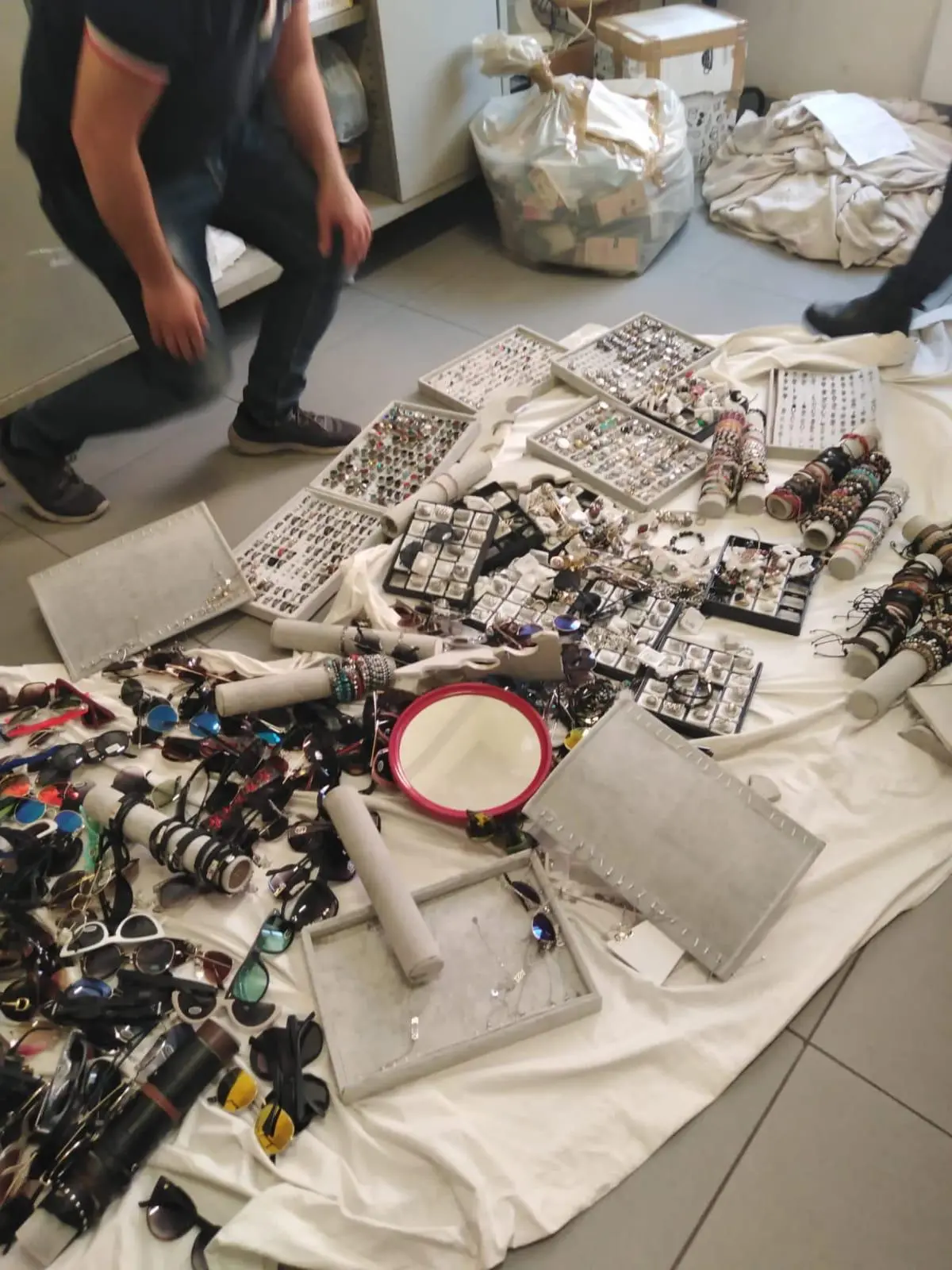 Reggio Calabria, la municipale sequestra 1400 pezzi di bigiotteria