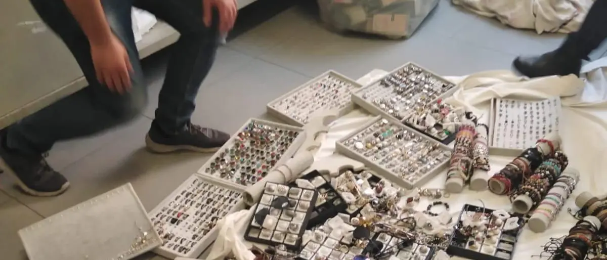 Reggio Calabria, la municipale sequestra 1400 pezzi di bigiotteria