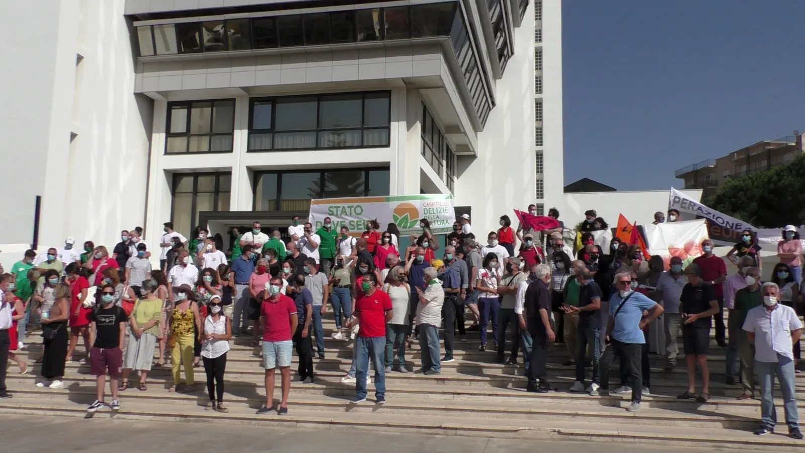 Emergenza rifiuti, la manifestazione di Libera sollecita il dialogo sul tema alla Regione