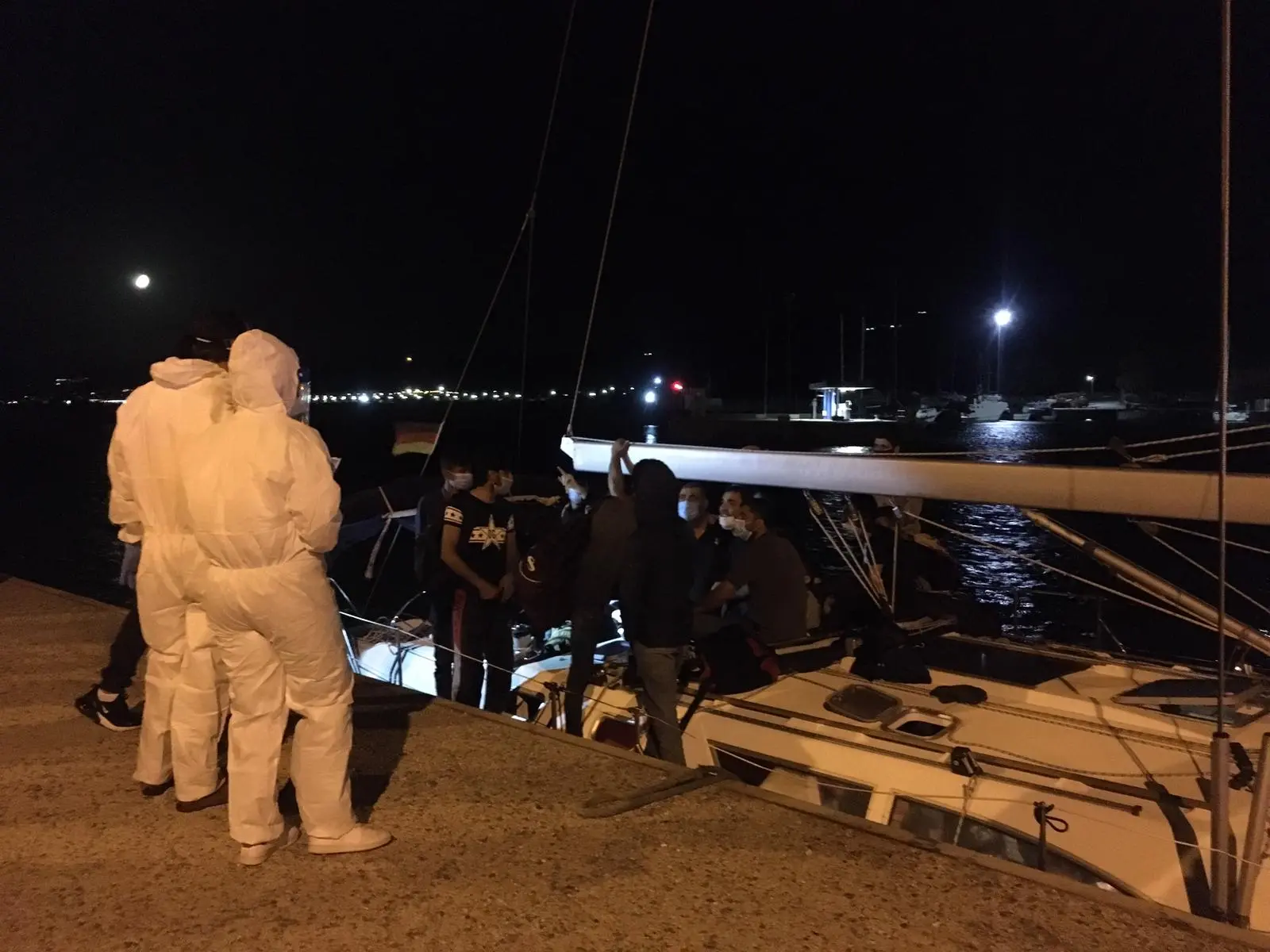 Caso migranti a Roccella Jonica. «Necessari interventi a tutela dei minori positivi al Covid»