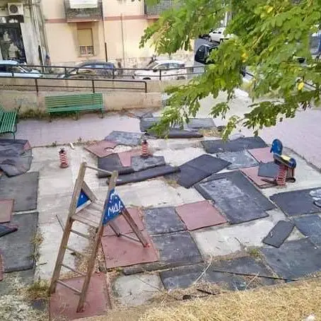 Reggio Calabria, vandalizzato il parco giochi di via Udine. Falcomatà: «Vigliacchi»