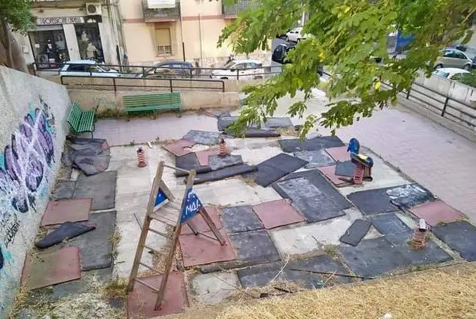 Reggio Calabria, vandalizzato il parco giochi di via Udine. Falcomatà: «Vigliacchi»