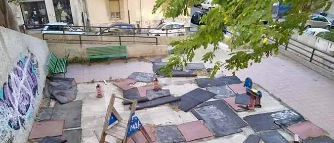 Reggio Calabria, vandalizzato il parco giochi di via Udine. Falcomatà: «Vigliacchi»
