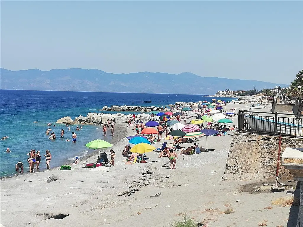 Interventi erosione costiera a Lazzaro, Crea: «Altra tegola in capo ai cittadini e strutture alberghiere e balneari»