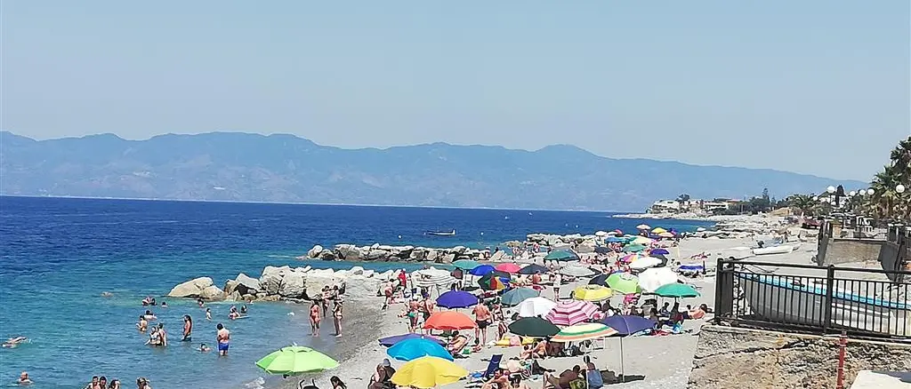 Interventi erosione costiera a Lazzaro, Crea: «Altra tegola in capo ai cittadini e strutture alberghiere e balneari»