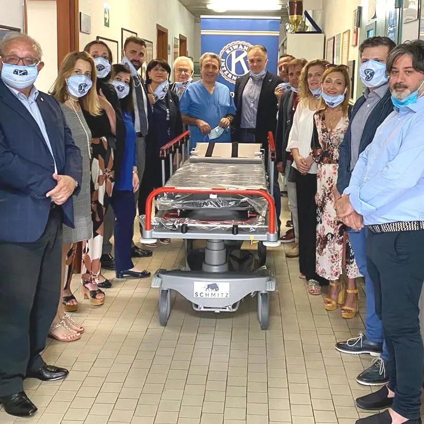 La solidarietà non si ferma, consegnata al Gom una barella antimicrobica Covid