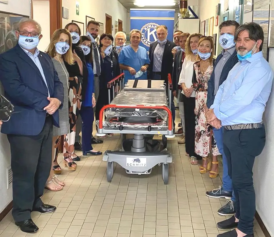 La solidarietà non si ferma, consegnata al Gom una barella antimicrobica Covid