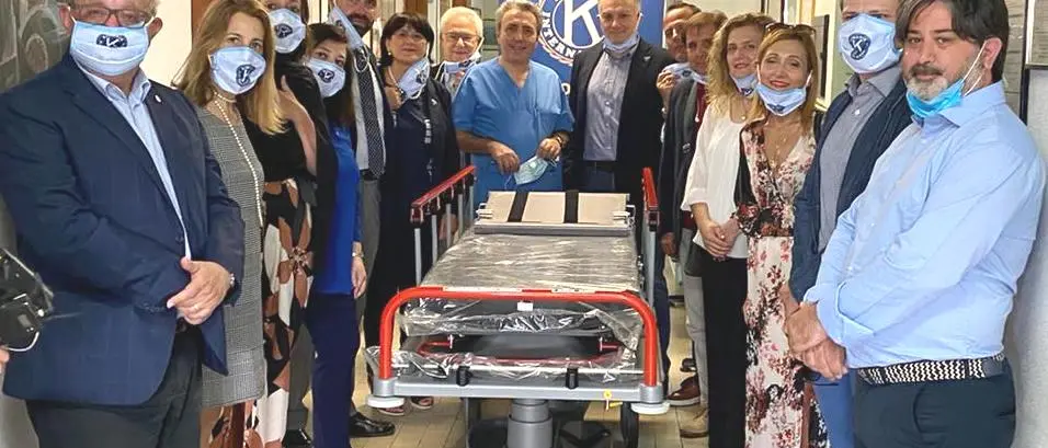 La solidarietà non si ferma, consegnata al Gom una barella antimicrobica Covid