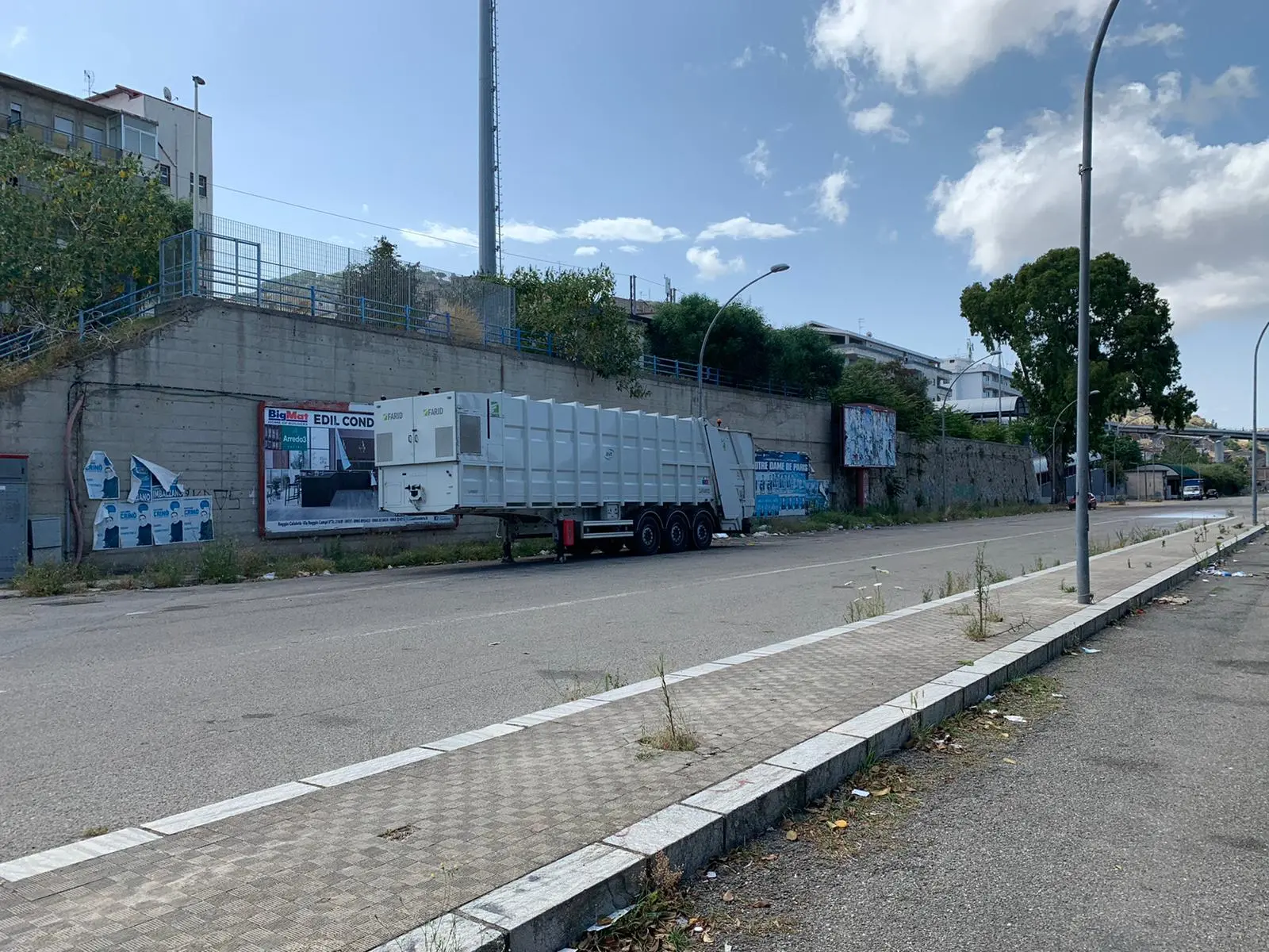 Emergenza rifiuti, \"La cosa pubblica\" denuncia: «Piazzale Ferrari non sanificato»