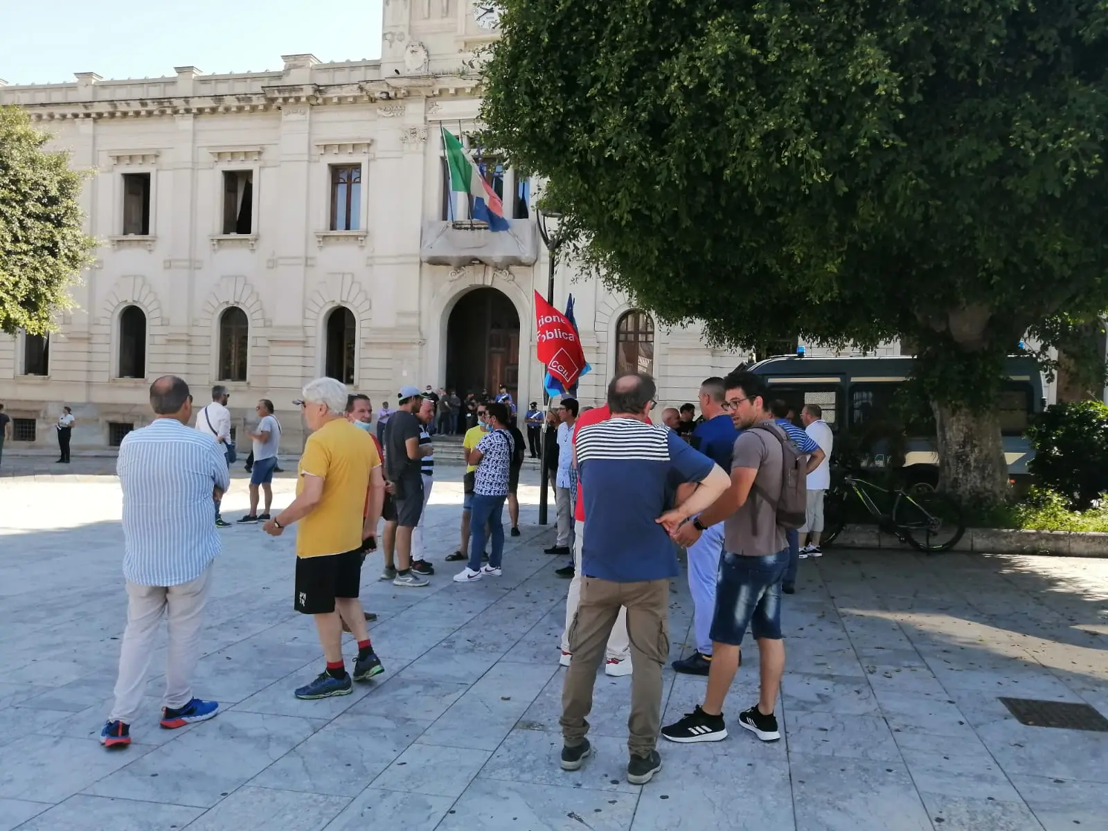 Reggio Calabria, nuova protesta dei dipendenti Avr in piazza Italia