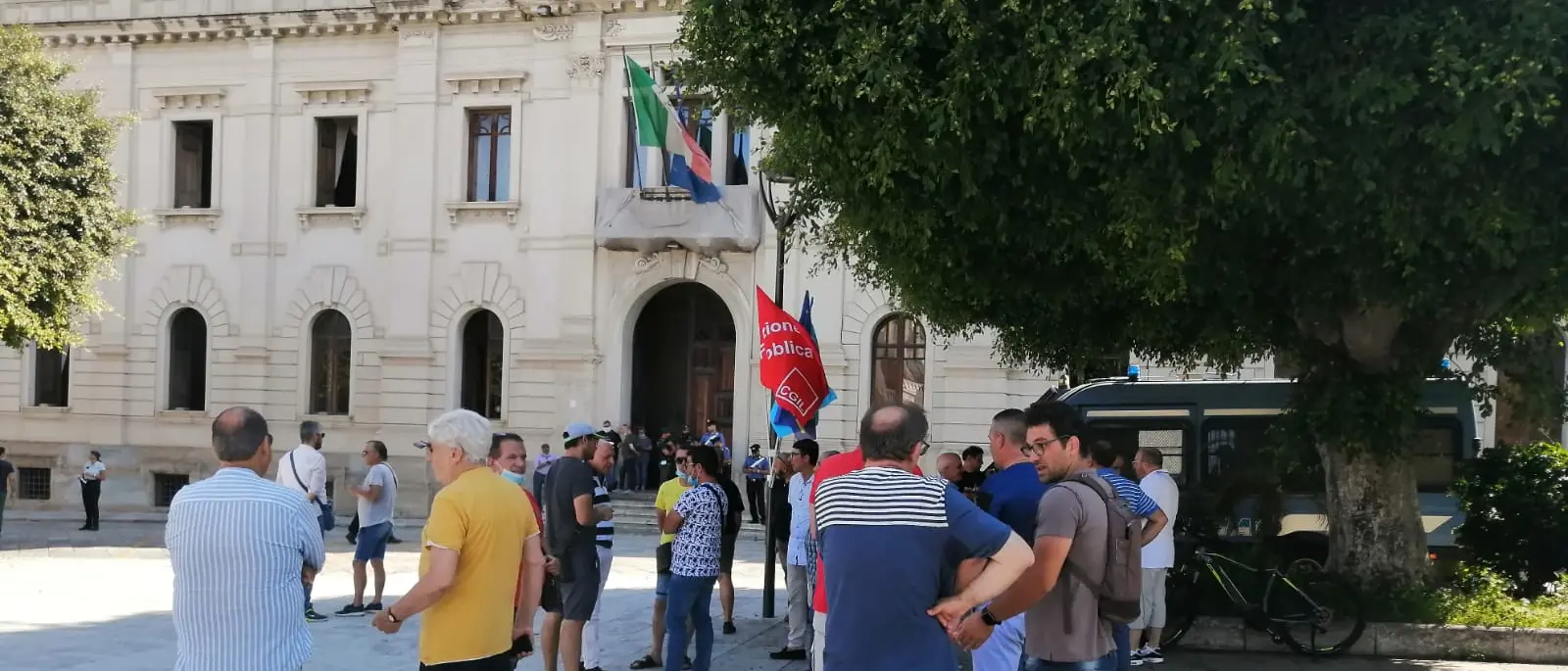 Reggio Calabria, nuova protesta dei dipendenti Avr in piazza Italia