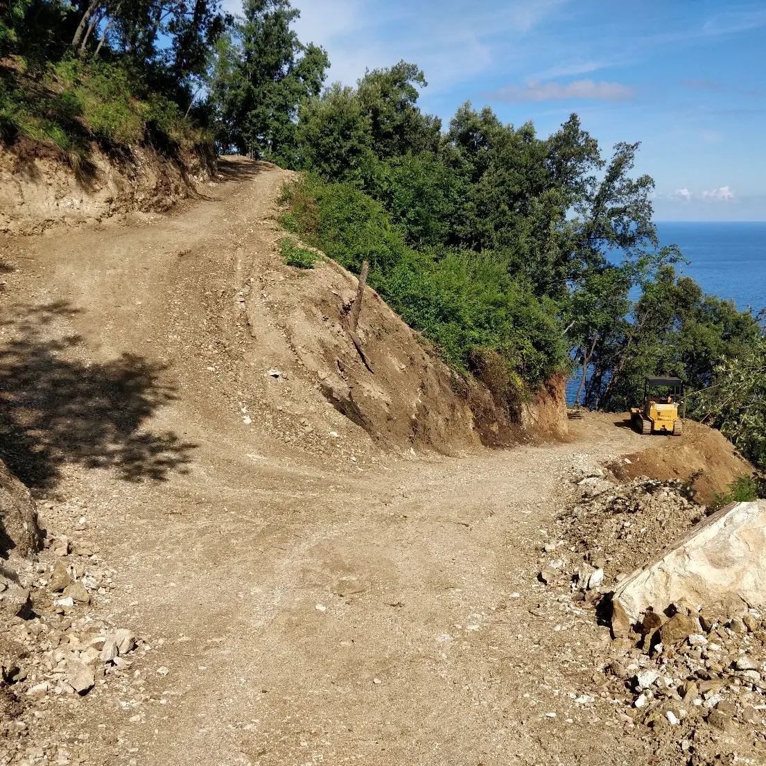 Scilla, lavori irregolari su una pista forestale. Due denunciati