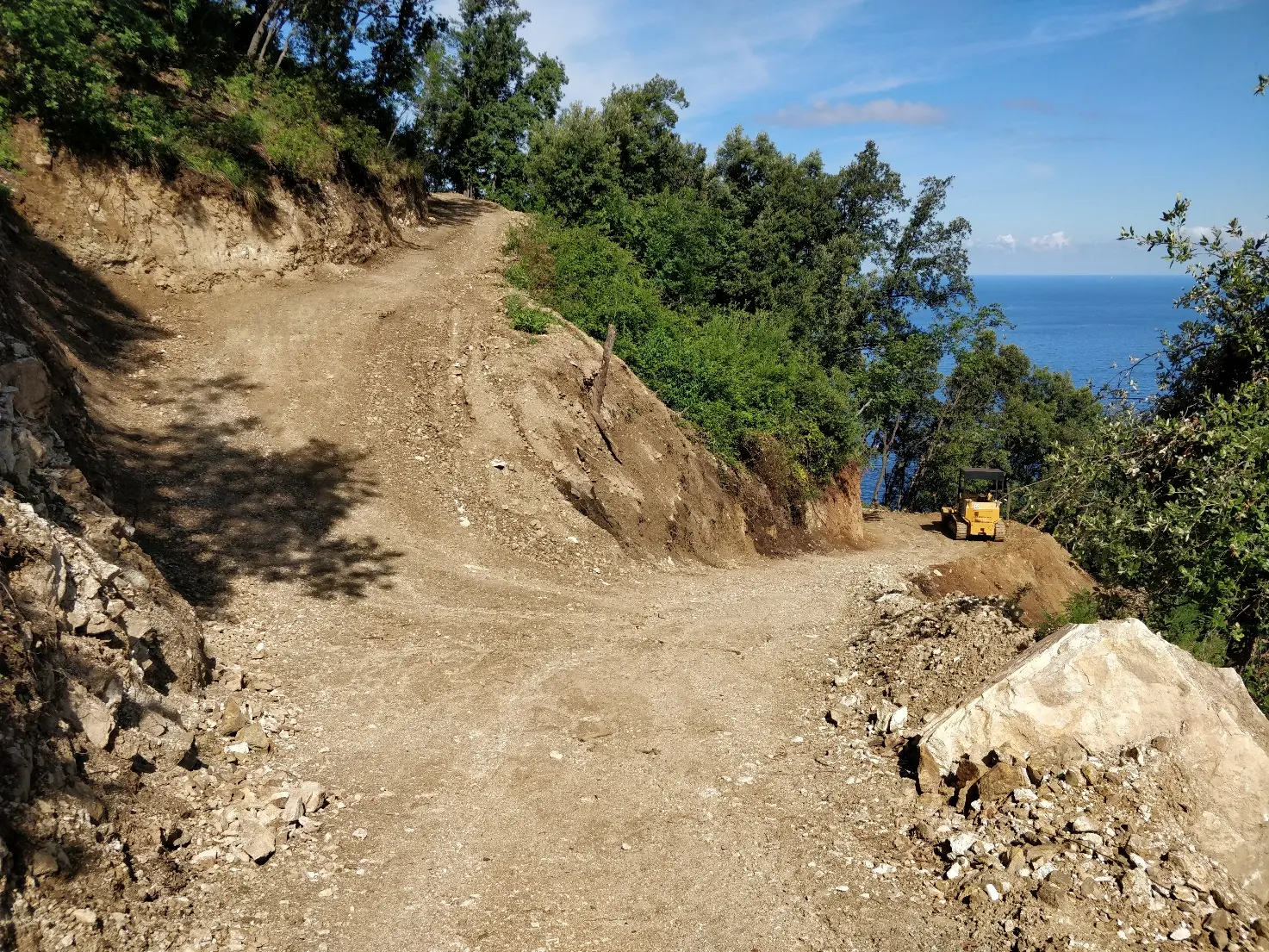 Scilla, lavori irregolari su una pista forestale. Due denunciati