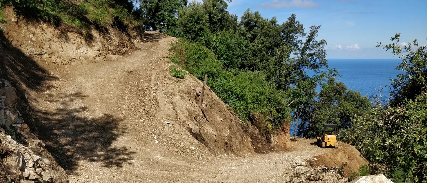 Scilla, lavori irregolari su una pista forestale. Due denunciati