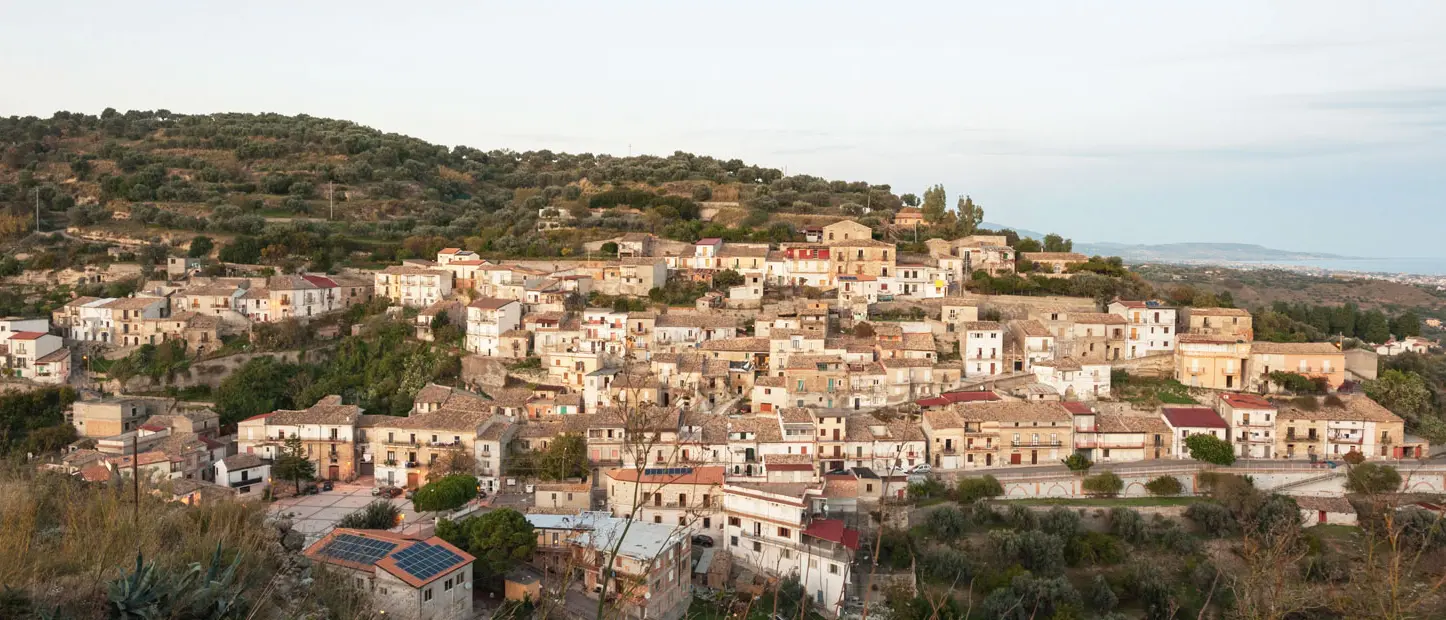Sant'Ilario dello Jonio, le storie dei migranti nella mostra di Celestino Gagliardi