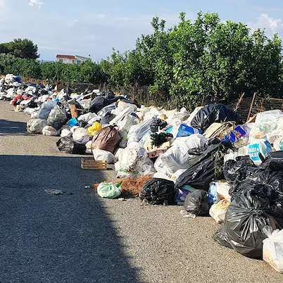 Emergenza rifiuti a Reggio, cittadini esasperati si preparano alla protesta
