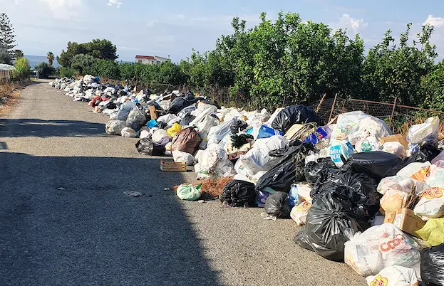 Rifiuti a Reggio Calabria, vertice in Prefettura. Falcomatà: «Impiegare mezzi dell'esercito»
