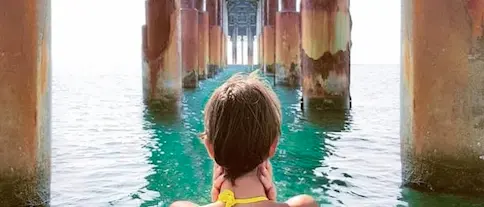 EasyJet ci ricasca: promuove la Calabria con un pontile di Siderno chiuso e danneggiato