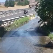 Reggio Calabria, copiosa perdita idrica da mesi si riversa sulla statale 106 in via Mortara
