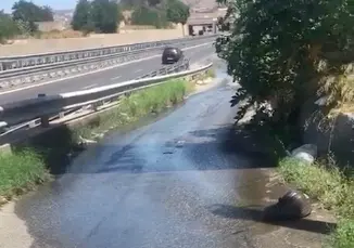 Reggio Calabria, copiosa perdita idrica da mesi si riversa sulla statale 106 in via Mortara