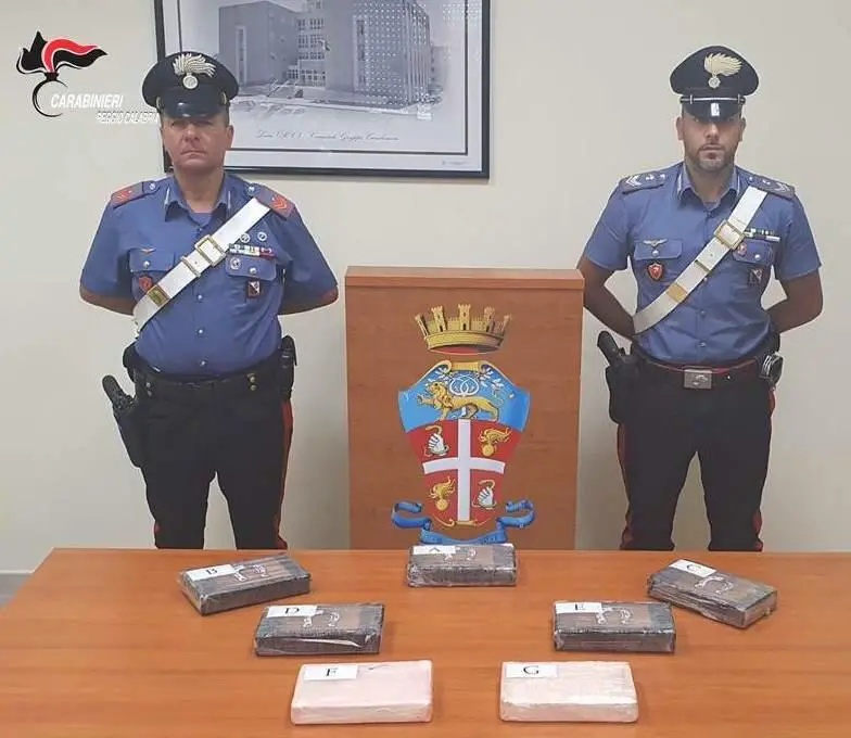 Poliziotto arrestato con 7 chilogrammi di cocaina in auto
