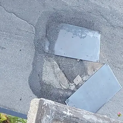 Croce Valanidi, una buca sulla strada crea disagi ai residenti