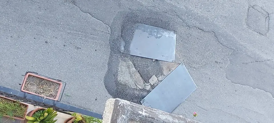 Croce Valanidi, una buca sulla strada crea disagi ai residenti