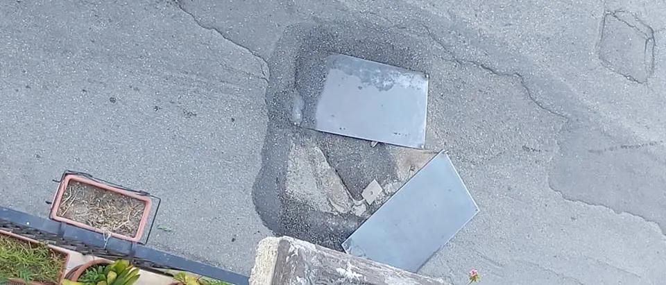 Croce Valanidi, una buca sulla strada crea disagi ai residenti