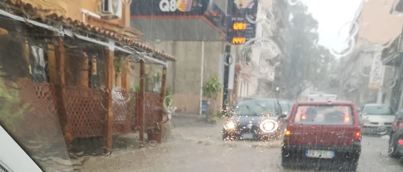 Maltempo a Reggio Calabria, nubifragi e allagamenti sulla costa tirrenica