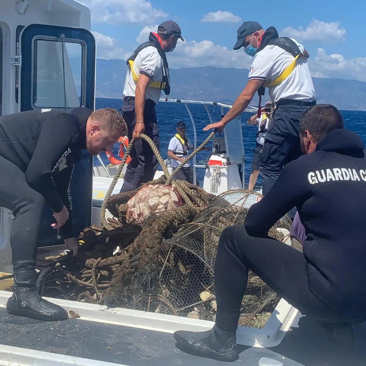La Guardia Costiera di Reggio ha liberato un’area di 2600 mq occupata da sistemi d’ormeggio abusivi