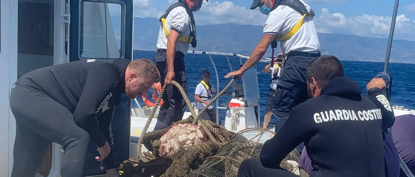 La Guardia Costiera di Reggio ha liberato un’area di 2600 mq occupata da sistemi d’ormeggio abusivi